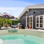 Stunning In With 8 Bedrooms And Internet *