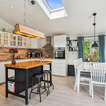 Stunning In With 8 Bedrooms And Internet *